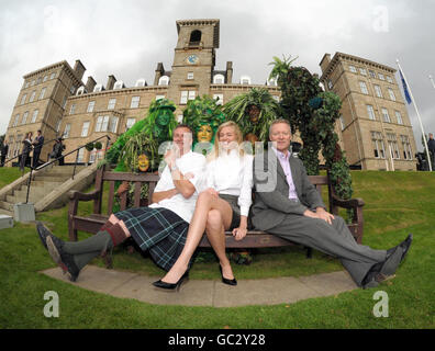 Le célèbre chef Nick Nairn, Miss Scotland Katharine Brown et le comédien Rory Bremner à l'ouverture officielle du DoubleTree par Hilton Dunblane Hydro à Dunblane, en Écosse. Banque D'Images