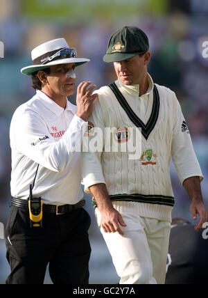 Cricket - les cendres 2009 - npower Cinquième Test - Angleterre v Australie - Premier jour - The Brit Oval.Le capitaine australien Ricky Ponting (à droite) discute avec l'arbitre Asad Rauf Banque D'Images