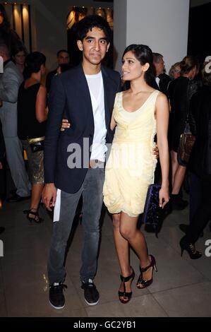 Freida Pinto et Dev Patel à la fête de Burberry à Burberry, Horseferry House, Londres. Banque D'Images