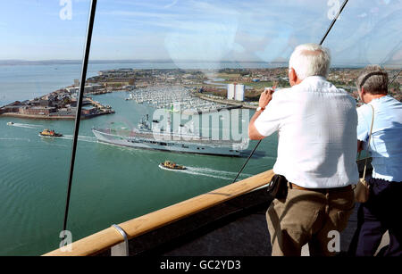 HMS Ark Royal retourne Banque D'Images