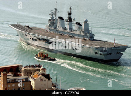 HMS Ark Royal retourne Banque D'Images