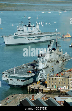 HMS Ark Royal retourne Banque D'Images