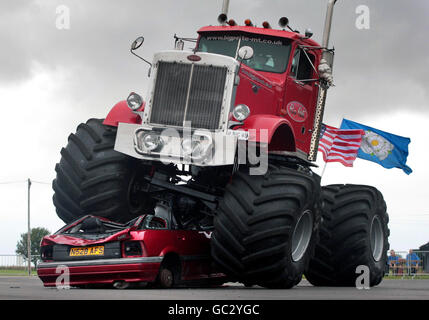 Mike Murty pilotant le camion de monstre Big Pete lors d'une démonstration de ses capacités de concassage de voitures au Musée national de l'aviation près d'Édimbourg. Banque D'Images