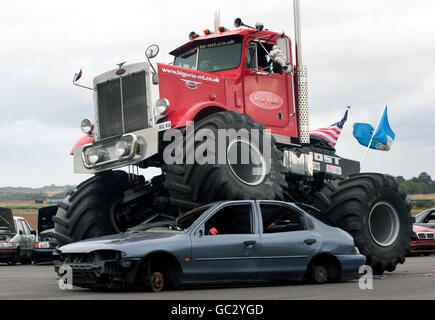 Mike Murty pilotant le camion de monstre Big Pete lors d'une démonstration de ses capacités de concassage de voitures au Musée national de l'aviation près d'Édimbourg. Banque D'Images