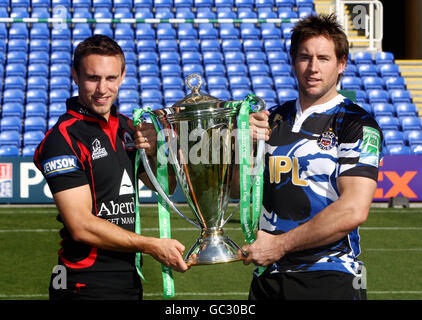 Rugby Union - lancement de la coupe Heineken - Madejski Stadium.Mike Blair d'Édimbourg avec Butch James de Bath lors du lancement de la coupe Heineken au stade Madejski, Reading. Banque D'Images