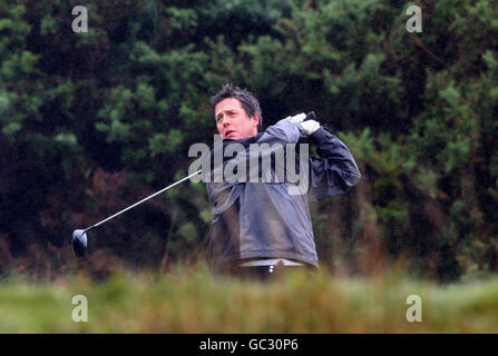 Acteur Hugh Grant pendant une journée d'entraînement sous la pluie au parcours de golf de Kingsbarns, avant le championnat Alfred Dunhill Links qui commence jeudi. Banque D'Images