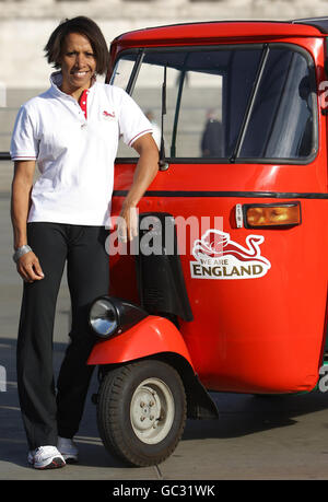 Dame Kelly Holmes avec un tuk tuk lors d'un photocall à Trafalgar Square, Londres, pour lancer la nouvelle identité de marque « We are England » pour l'équipe nationale des Jeux du Commonwealth avant les Jeux du Commonwealth de Delhi 2010. Banque D'Images