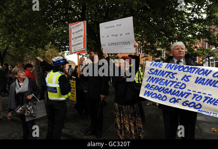 Les groupes de protestation branle des pancartes et crient comme les reliques de Saint-Therese de Lisieux quittent York Minster aujourd'hui après leur visite. Banque D'Images