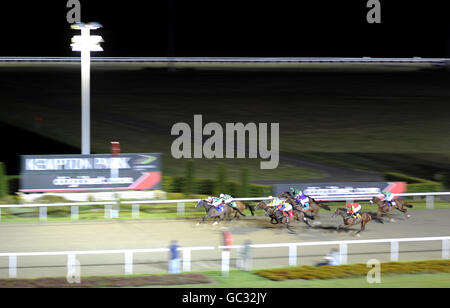 Courses hippiques - Hippodrome de Kempton Park.Le Bomber Command, monté par Patrick Hills (à gauche), remporte le Handicip de l'apprenti d'impression Weatherbys à l'hippodrome de Kempton Park. Banque D'Images