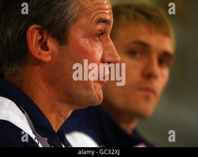 Football - coupe du monde de la Fifa 2010 - cycle de qualification - Groupe neuf - Ecosse / pays-Bas - Conférence de presse écossaise - Strathcly....George Burley, directeur écossais, et Darren Fletcher lors d'une conférence de presse au Strathclyde Homes Stadium, à Dumbarton. Banque D'Images