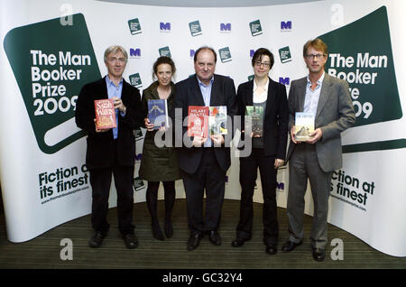 Les six livres sélectionnés pour le Prix Man Booker 2009 pour Fiction sont annoncés par les cinq juges (gauche-droite) John Mullan, Lucasta Miller, le président James Naughtie, Sue Perkins et Michael Prodger lors d'une conférence de presse au Man Group plc dans le centre de Londres. Banque D'Images