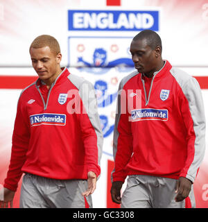 Wes Brown et Emile Heskey en Angleterre pendant la session d'entraînement à London Colney, Hertfordshire. Banque D'Images