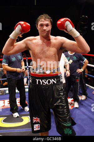 Tyson Fury pose avec la ceinture après sa victoire sur la décision des arbitres sur John McDermott lors de la partie anglaise Heavyweight Title au Brentwood Centre, Essex. Banque D'Images