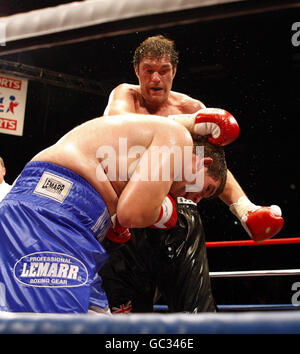 Tyson Fury (derrière) en haut contre John McDermott pendant la partie anglaise du titre de gros poids au Brentwood Centre, Essex. Banque D'Images