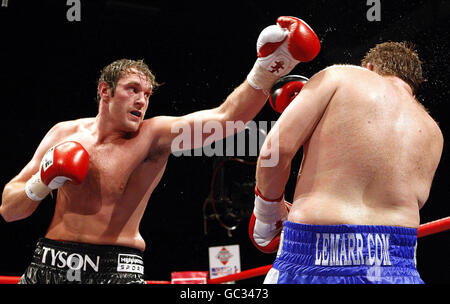 Boxe - Anglais fort poids titre - John McDermott v Tyson Fury - Brentwood Centre.Tyson Fury (à gauche) atterrit une main gauche à l'adversaire John McDermott pendant le headyweight Title bout anglais au Brentwood Centre, Essex. Banque D'Images