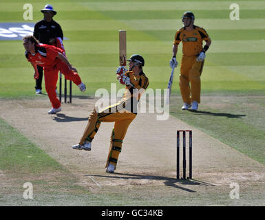 Cricket - série NatWest - quatrième journée internationale - Angleterre / Australie - Lords.Tim Paine, en Australie, patère le ballon pour 4 courses pendant la journée internationale à Lord's, Londres. Banque D'Images