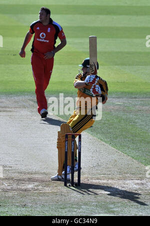 Le Tim Bresnan d'Angleterre regarde le Tim Paine d'Australie pendant 4 courses lors de l'internationale One Day à Lord's, Londres. Banque D'Images