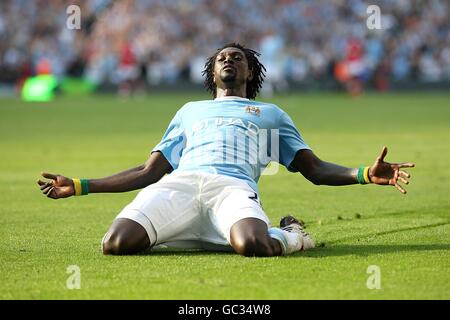 Football - Barclays Premier League - Manchester City / Arsenal - City of Manchester Stadium.Emmanuel Adebayor, de Manchester City, célèbre les scores devant les fans de l'Arsenal Banque D'Images