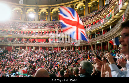 Les amateurs de concerts apprécient les célébrations de la dernière nuit des Proms au Royal Albert Hall de Londres.La dernière nuit de la saison des concerts Henry Wood Promenade au Royal Albert Hall est devenue l'un des billets les plus populaires pour un événement d'usage à Londres. Banque D'Images