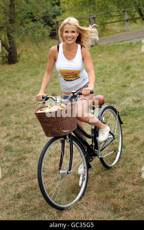 Melinda Messenger aide à lancer la fin de Twigx Tea Lady Land à John O'Groats course à vélo de charité. La présentatrice soutient Rebecca Wass, 28 ans, de Norwich, Norfolk. Banque D'Images