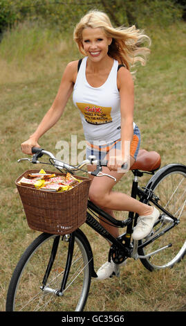 Melinda Messenger aide à lancer la fin de Twigx Tea Lady Land à John O'Groats course à vélo de charité. La présentatrice soutient Rebecca Wass, 28 ans, de Norwich, Norfolk. Banque D'Images