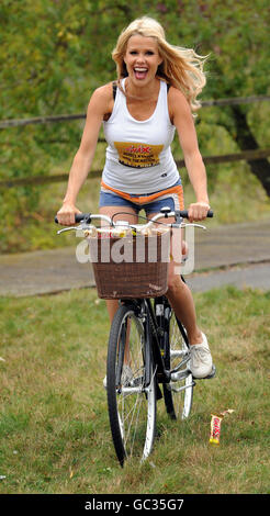 Melinda Messenger lance Twix Plateau Dame charité bike ride Banque D'Images