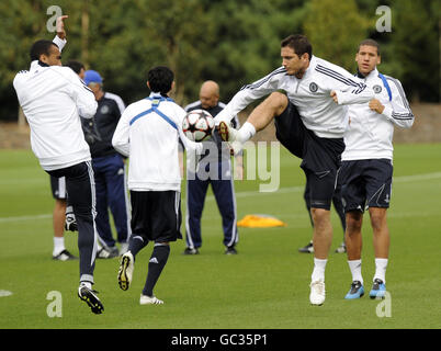 Football - UEFA Champions League - Groupe D - Chelsea / FC Porto - Chelsea Training and Press Conference - Cobham.Frank Lampard de Chelsea (à droite) pendant la séance d'entraînement au terrain d'entraînement de Cobham, Surrey. Banque D'Images