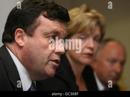 Le ministre des Finances, Brian Lenihan (à gauche), le Tanaiste Mary Coughlan et le ministre de la Justice, Dermot Ahern (à droite), prenant la parole au début de la fête Fianna Fail qui se tient à l'hôtel Hudson Bay à Athlone. Banque D'Images