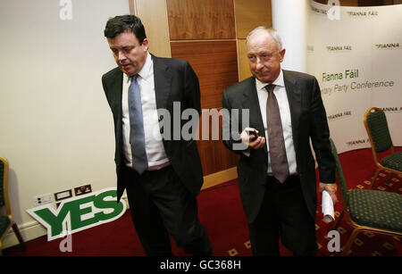 Le ministre des Finances, Brian Lenihan (à gauche) et le ministre de la Justice, Dermot Ahern (à droite), au début de la fête Fianna Fail, qui se tient à l'hôtel Hudson Bay à Athlone. Banque D'Images