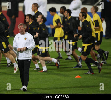 Sir Alex Ferguson, le Manager de Manchester United, se promène sur le terrain tandis que les joueurs font du jogging le long de la séance d'entraînement au stade Inonu, à Istanbul, en Turquie. Banque D'Images