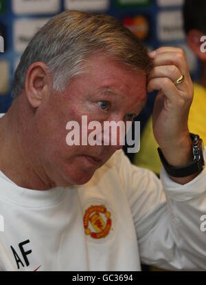 Football - UEFA Champions League - Groupe B - Besiktas v Manchester United - Manchester United Training session - Inonu Stadium.Sir Alex Ferguson, directeur de Manchester United, s'entretient avec les médias lors d'une conférence de presse au stade Inonu, à Istanbul, en Turquie. Banque D'Images