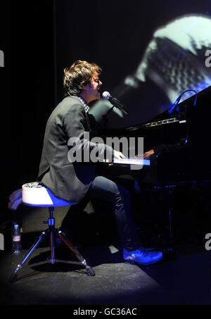 Jamie Cullum présente son nouvel album, The Pursuit, au Tabernacle de Notting Hill, à l'ouest de Londres. APPUYEZ SUR ASSOCIATION photo. Date de la photo: Lundi 14 septembre 2009. La poursuite est libérée par Decca/terrifiée le 9 novembre. Le crédit photo devrait se lire: Zak Hussein/PA Banque D'Images