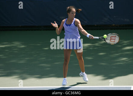 Laura Robson, de la Grande-Bretagne, en action lors de son premier tour Les jeunes filles célibataires s'opposent à l'ont Jabeur de Tunisie Banque D'Images