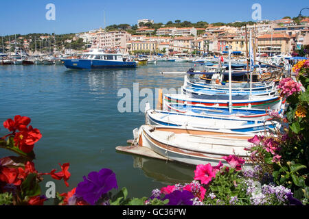 Cassis dans le sud ensoleillé de la France. Bateaux alignés dans la marina. Banque D'Images