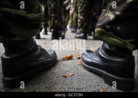 Les bottes se classent dans les rangs tandis que le personnel de l'armée britannique participe à une répétition pour un défilé de retour le 17 septembre dans la ville de garnison de Paderborn, en Allemagne. Banque D'Images