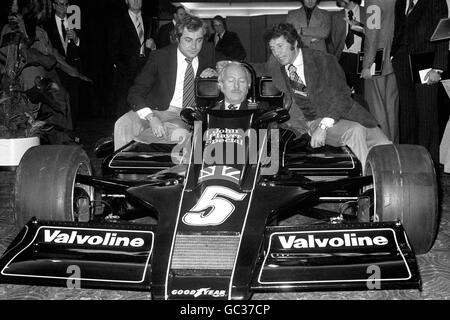 Le nouveau Lotus 78 (nommé le John Player Special Mk. III) est dévoilé aux médias lors de son lancement au Royal Garden Hotel de Londres. Colin Chapman, le chef du Lotus, est assis dans la nouvelle voiture, flanquée des pilotes Mario Andretti (à droite) et Gunnar Nilsson Banque D'Images