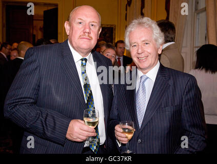 Brian Barwick, ancien directeur général de la football Association, en photo avec Jeff Powell, chroniqueur sportif de Daily Mail, au Soccerex Lockton Partnership Launch Party au City of London Club. Banque D'Images