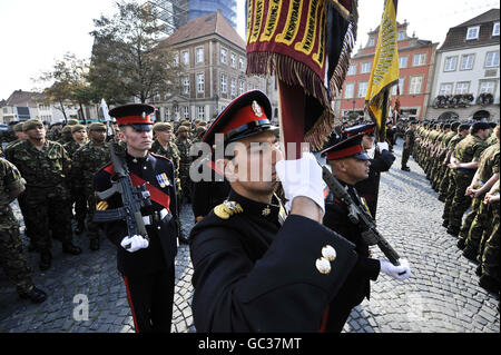 Un officier du Princess of Wales Royal Regiment tient une norme jusqu'à son visage pendant la parade, tandis que plus de 500 soldats de la 20e Brigade blindée - le Iron Fist, marquent leur retour des opérations en Irak, L'Afghanistan et le Kosovo en défilant dans leur ville de garnison de Paderborn devant des centaines de spectateurs de la communauté allemande locale et des familles et amis des soldats. Banque D'Images