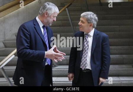 Le président Alex Fergusson et le président de la Chambre des communes, John Bercow, ont eu une discussion lors d’une visite de Bercow au Parlement écossais à Édimbourg. Banque D'Images