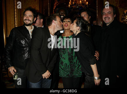 Dame Shirley Bassey, au centre, avec les auteurs-compositeurs qui ont contribué à son nouvel album 'The Performance' (L-R) Tom Baxter, Richard Hawley (partiellement masqué), Gary Barlow, David McAlmont (arrière-plan), KT Tunstall, Rufus Wainwright et producteur David Arnold, pendant la partie de lecture de l'album, à l'hôtel Ritz, dans le centre de Londres. Banque D'Images