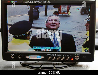 Le ministre de la sécurité communautaire, Fergus Ewing, est photographié sur un écran de vidéosurveillance dans une camionnette de vidéosurveillance mobile lorsqu'il rencontre la police et les gardes de sécurité communautaires à Glasgow, alors qu'il révèle des fonds destinés aux autorités locales pour aider à réduire les troubles dans les villes et les centres-villes. Banque D'Images