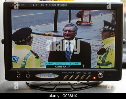 Le ministre de la sécurité communautaire, Fergus Ewing, est photographié sur un écran de vidéosurveillance dans une camionnette de vidéosurveillance mobile lorsqu'il rencontre la police et les gardes de sécurité communautaires à Glasgow, alors qu'il révèle des fonds destinés aux autorités locales pour aider à réduire les troubles dans les villes et les centres-villes. Banque D'Images