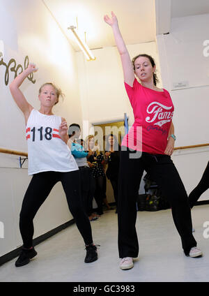 L'écrivain Kate Whiting (haut rouge) participe à un cours de danse aux Pineapple Studios, Londres, pour célébrer les 30 ans de Pineapple et la nouvelle ligne de mode de la renommée exclusivement chez Debenhams. Banque D'Images