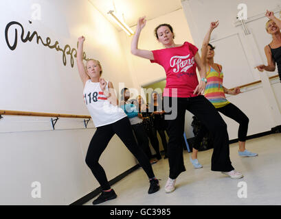 L'écrivain Kate Whiting (haut rouge) participe à un cours de danse aux Pineapple Studios, Londres, pour célébrer les 30 ans de Pineapple et la nouvelle ligne de mode de la renommée exclusivement chez Debenhams. Banque D'Images