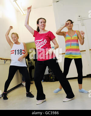 L'écrivain Kate Whiting (haut rouge) participe à un cours de danse aux Pineapple Studios, Londres, pour célébrer les 30 ans de Pineapple et la nouvelle ligne de mode de la renommée exclusivement chez Debenhams. Banque D'Images