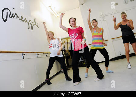 L'écrivain Kate Whiting (haut rouge) participe à un cours de danse aux Pineapple Studios, Londres, pour célébrer les 30 ans de Pineapple et la nouvelle ligne de mode de la renommée exclusivement chez Debenhams. Banque D'Images