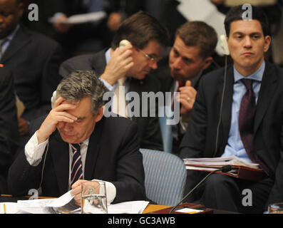 Le Premier ministre britannique Gordon Brown se prépare à prendre la parole devant le Conseil de sécurité de l'ONU à New York, tandis que le secrétaire britannique aux Affaires étrangères David Miliband se penche en arrière-plan. Banque D'Images