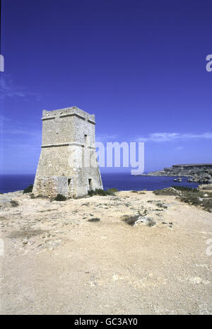 Vieille tour entre Ghajn Tuffieha Bay et Golden Bay, Malte, Europe Banque D'Images