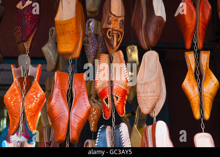 Chaussures colorées sur la vente au souk, Marrakech, Maroc, Afrique Banque D'Images