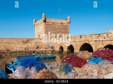 Skala du port et les bateaux de pêche bastion, Essaouira, Maroc, Afrique Banque D'Images